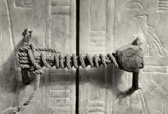 El sello intacto de la tumba de Tutankamón, 1922 (3.245 años sin ser manipulado)