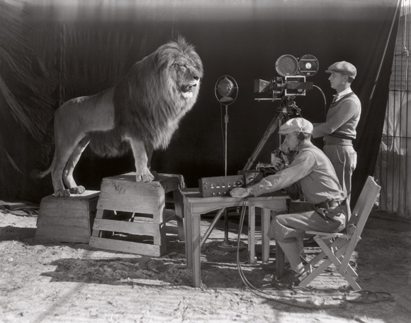 Filmando la famosa escena de los créditos de la MGM, el comienzo de la era de Hollywood, 1928