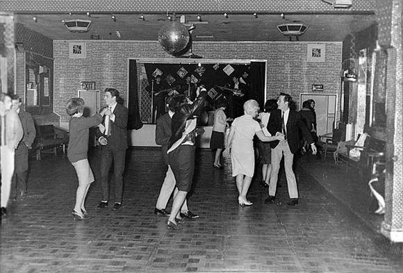 Los Beatles tocando para 18 personas en el club de Aldershot, en diciembre de 1961. Todavía tardarían año y medio en convertirse en leyenda