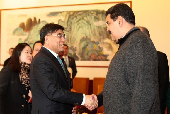 Maduro acompañado pon el presidente de China Petroleum & Chemical Corporation (SINOPEC).