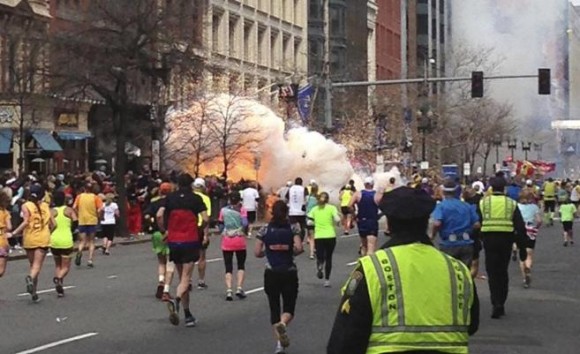 Varios corredores participando en la maratón en el momento que explotó la bomba. DAN LAMPARIELLO REUTERS