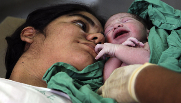 Madre e hijo poco después del parto. Foto: Ladyrene Pérez/ Cubadebate