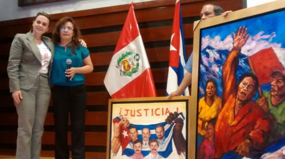 La embajadora de Cuba en Perú, Juana Martínez, y Fanny Palacios.
