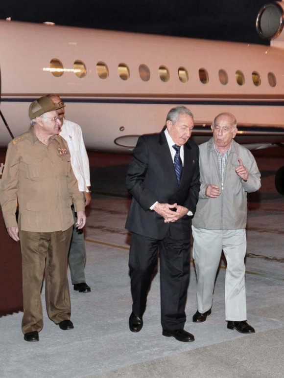 Raúl llegó a Cuba de Cumbre de CELAC en Costa Rica