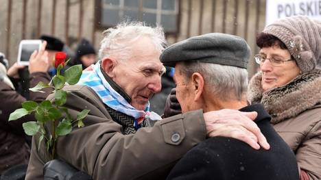 Sobrevivientes de Auschwitz recuerdan con gran emoción su liberación, de la que hoy se cumplen 70 años, con actos en Polonia. AFP