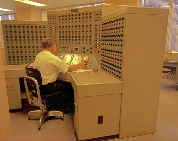 Un hombre que trabaja en una computadora analógica, 1968