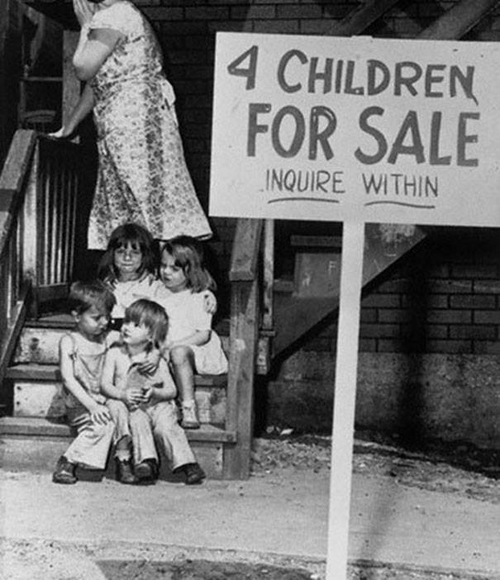 Una madre oculta su cara por vergüenza después de poner a sus hijos a la venta, Chicago, 1948.