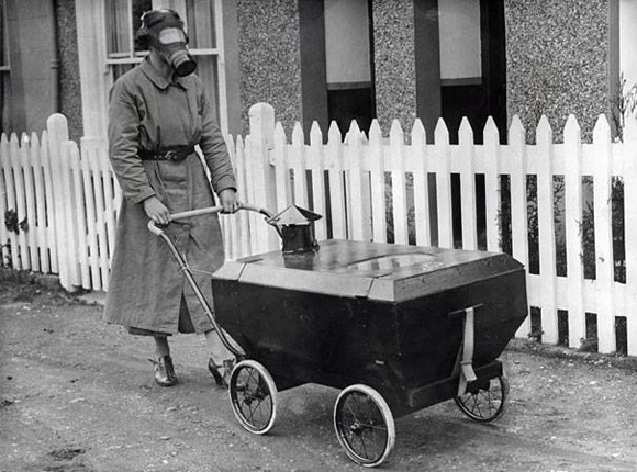 Una mujer con un cochecito antigás para su hijo, Inglaterra, 1938.