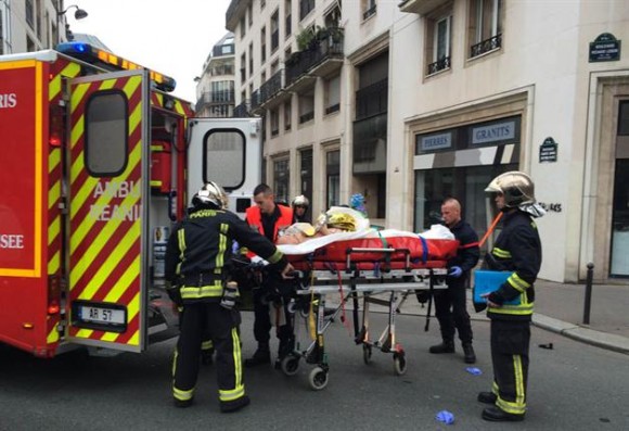 Tras disparar indiscriminadamente, los atacantes lograron escapar y -según medios franceses- "una verdadera cacería humana" se estaría produciendo en este momento en las calles de la capital francesa.