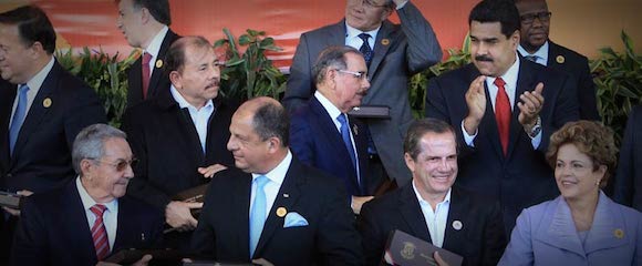 Los gobernantes de los 33 países de la Celac, o sus representantes, posaron para la prensa por la tarde. Solís ofició de interlocutor y Raúl Castro fue protagonista. | ALBERT MARÍN