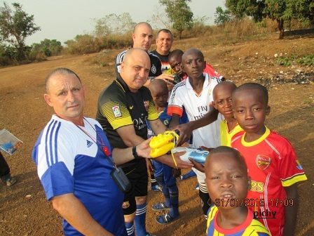 Enfermeros de la Brigada Médica Cubana en Sierra Leona crean equipo de fútbol infantil. Foto: Dr. Pichy Vigil