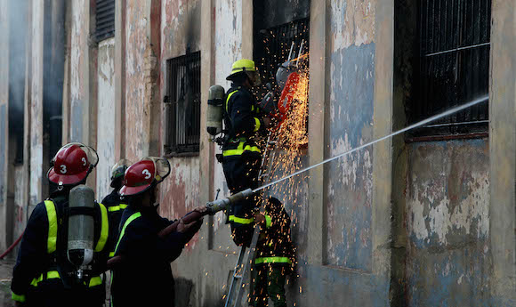 Incendio en el Almacén de picaduras de cigarros, en Lindero y Santa Marta, Centro Habana. Foto: Ismael Francisco/ Cubadebate