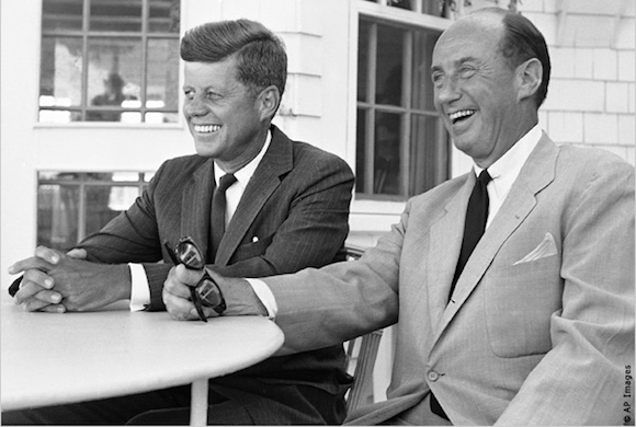 El Presidente John F. Kennedy y Adlai Stevenson, embajador de EEUU en ONU. Foto: AP