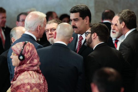 El presidente de la República Nicolás Maduro sostuvo un breve encuentro con el vicepresidente norteamericano Joe Biden en Brasil, durante la toma de posesión de la presidenta Dilma Rousseff. Foto: Prensa Presidencial Venezuela
