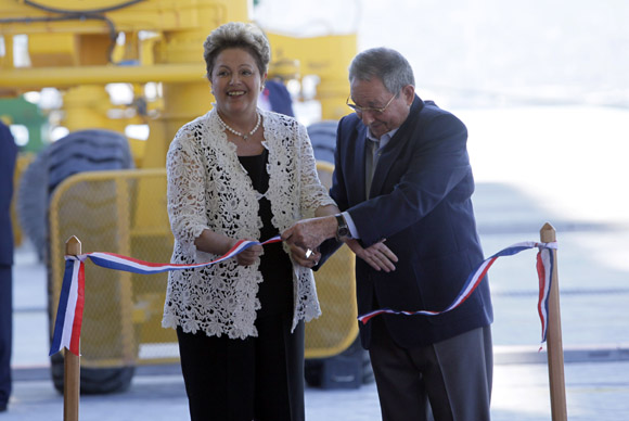 Dilma y Raúl cortan la cinta en la inauguración de la Terminal de Contenedores de Mariel. Foto: Ismael Francisco/ Cubadebate