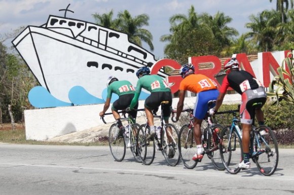 Santiago de Cuba- Bayamo, tercera etapa del Clásico Nacional de Ciclismo. Foto; Otmaro Rodríguez / Cubadebate