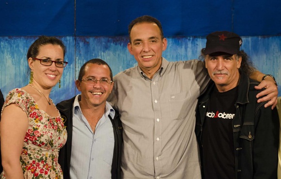 Antonio Guerrero junto a trovadores y el equipo de realización de Entre Manos. Foto: Claudio Pelaez Sordo.
