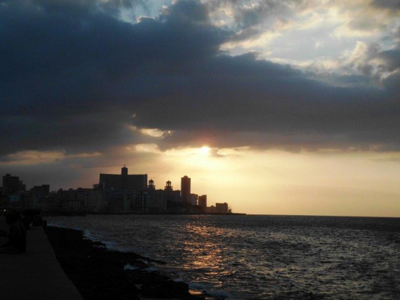 Atardecer en el Malecón. Foto: Nerky Bernal Reyes / Cubadebate