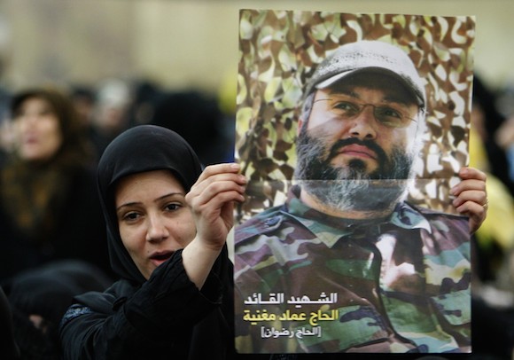 Un partidario de Hezbolá libanés sostiene un cartel de Imad Mughniyah durante un mitin en el suburbio sur de Beirut el 16 de febrero de 2009, para conmemorar el primer aniversario de la muerte del comandante de Hezbollah asesinado. (Hussein Malla / Associated Press)