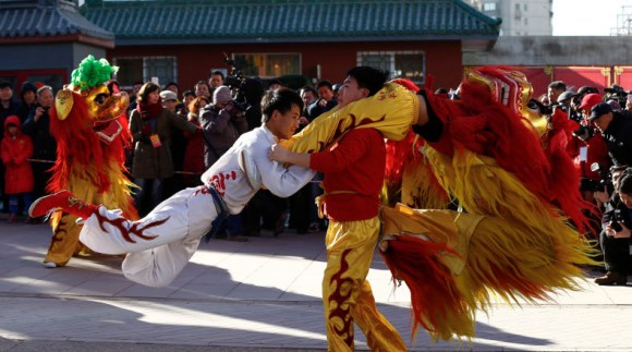 Artistas actúan durante la presentación de la danza del león hoy, miércoles 18 de febrero de 2015, para iniciar la semana de festividades para el Festival de Primavera y la víspera del Año Nuevo Lunar Chino, a la entrada del parque Ditan en Pekín (China). EFE/ROLEX DELA PENA