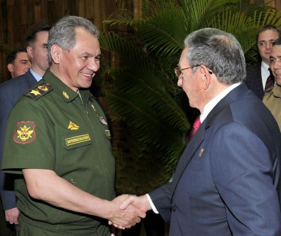El General de Ejército Raúl Castro Ruz, Presidente de los Consejos de Estado y de Ministros, recibió en la tarde de este viernes al General de Ejército Serguei Kuzhuguetovich Shoigu, ministro de Defensa de la Federación de Rusia.