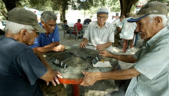 Ancianos cubanos jugando dominó. Foto: Archivo.
