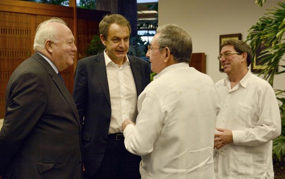 Raúl y Zapatero se reúnen en La Habana. Junto a ellos, el excanciller español Miguel Angel Moratinos y el Canciller cubano Bruno Rodríguez. 25 de febrero de 2015. Foto: Estudios Revolución.