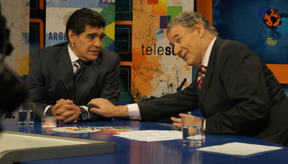 Víctor Hugo (derecha) y Maradona en uno de los programas de "De Zurda", en Telesur.