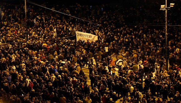 Al menos 15 mil griegos protestan contra medidas de austeridad (+ Video)