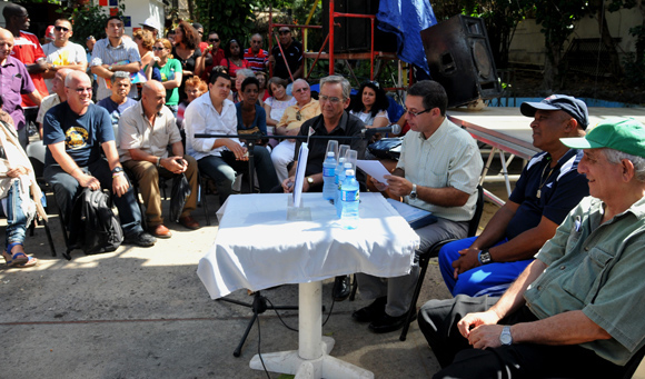 Félix Julio Alfonso, leyendo la presentación de libro. Foto: Ladyrene Pérez / Cubadebate,