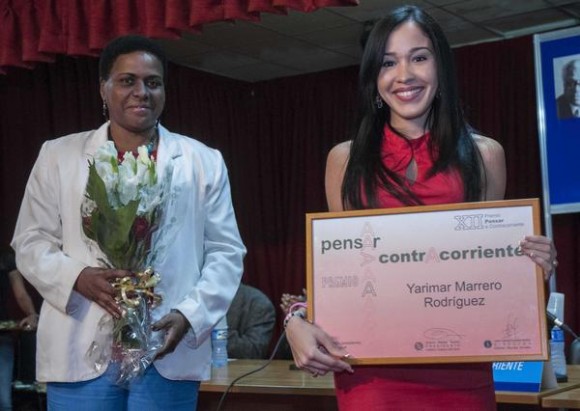 La escritora Yarimar Marrero Rodríguez (D), recibe el Premio Pensar a Contracorriente, de manos de Zuleica Romay (I), Presidenta del Instituto Cubano del Libro (ICL),  durante la ceremonia de entrega del premio, como parte de las actividades de la XXIV Feria Internacional del Libro, con sede en la Fortaleza San Carlos de la Cabaña, en La Habana, Cuba, el 16 de febrero de 2015.  AIN  FOTO/ Abel ERNESTO/ 