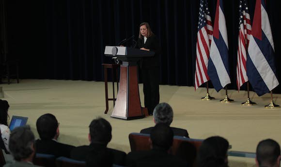 Josefina Vidal en la conferencia de prensa. Foto: Ismael Francisco/ Cubadebate