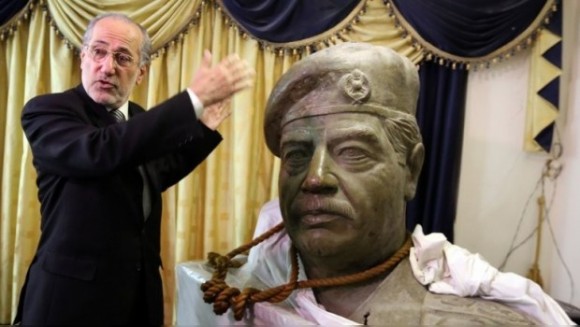 El repentino interés en la cuerda se suscitó en 2013, cuando al-Rubaie fue fotografiado en la sala de estar de su casa junto a una estatua de bronce del expresidente, que tenía la soga alrededor del cuello.