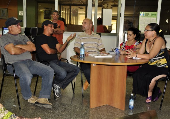 Gerardo Hernández visita el diario Juventud Rebelde.