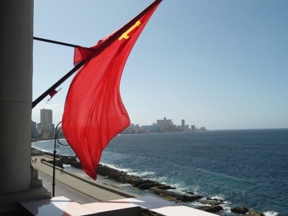 Bandera Soviética en La Habana. Foto tomada en el restaurant Nasdarovie, en Malecón. Foto: Magali Martin / Cubadebate