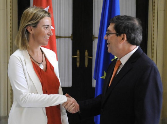 Bruno Rodríguez Parrilla (D), Ministro de Relaciones Exteriores (MINREX) , recibe a Federica Mogherini (I), Alta Representante de la Unión Europea para Asuntos Exteriores y Política de Seguridad, y Vicepresidenta de la Comisión Europea, en la sede del MINREX, en La Habana, Cuba, el 24 de marzo de 2015.   AIN FOTO/ Abel PADRÓN PADILLA