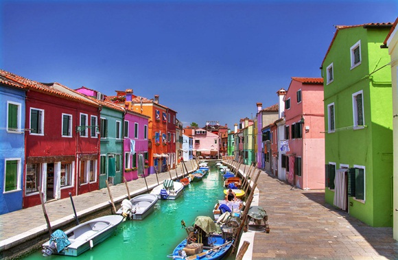 Es una isla de la laguna de Venecia, situada a 7 kilómetros de Venecia, Italia, distancia que se recorre en 20 minutos en vaporetto. Su población actual ronda los 7.000 habitantes.