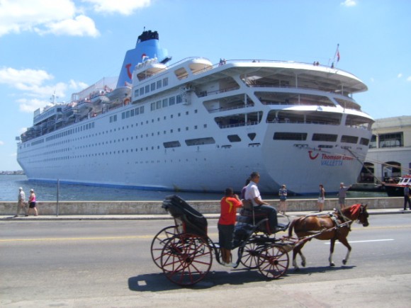 Crucero en la bahía de La Habana. Foto: Gabriela Alonso Bermúdez / Cubadebate
