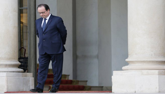 El presidente francés François Hollande sale del Palacio del Elíseo tras una reunión el 2 de marzo. Foto: Reuters.