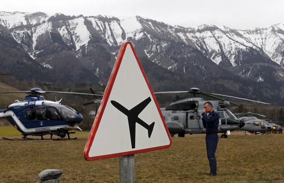 Helicópteros durante la operación de rescate tras el accidente aéreo. Foto: Jean-Paul Pelissier