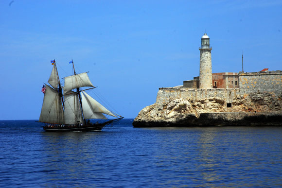 La réplica estadounidense de la goleta española Amistad, a su entrada al Puerto de La Habana en marzo de 2010. Foto: Archivo de Cubadebate