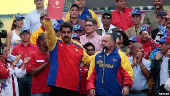 Maduro también le pidió a los venezolanos a que recolecten 10 millones de firmas exigiendo la derogación del decreto presidencial de EE.UU. contra siete funcionarios venezolanos.