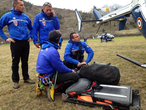 Personal de rescate de montaña se preparan para acceder a la zona del accidente en Seyne. Foto: Patrick Aventurier
