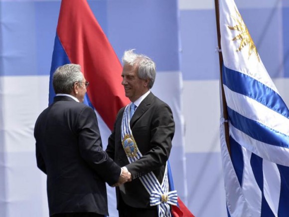 Raúl fue ovacionado al subir a saludar al nuevo presidente uruguayo Tabaré Vázquez. Foto: Estudio Revolución