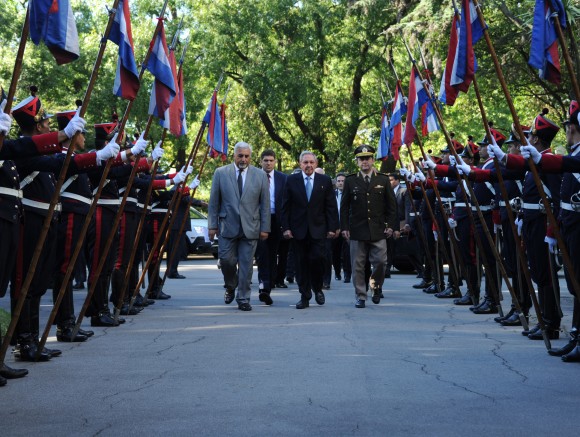 Raúl recibe bienvenida de Guardia de Honor. Foto: Sitio Oficial de la Presidencia de la República Oriental del Uruguay.