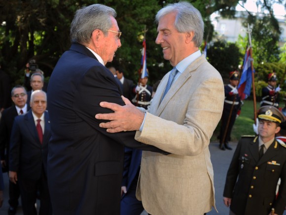 Raúl es recibido por Tabaré en la entrada de la Residencia de Suárez.. Foto: Sitio Oficial de la Presidencia de la República Oriental del Uruguay.