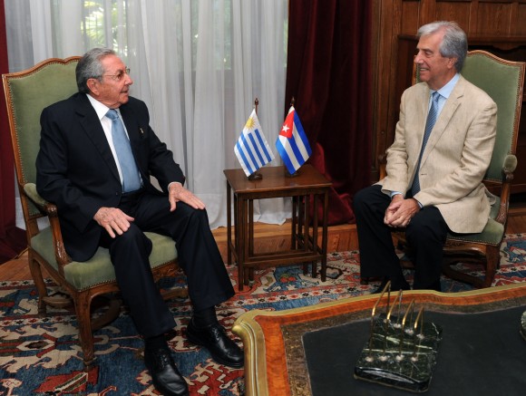Raúl y Tabaré. Foto: Sitio Oficial de la Presidencia de la República Oriental del Uruguay.