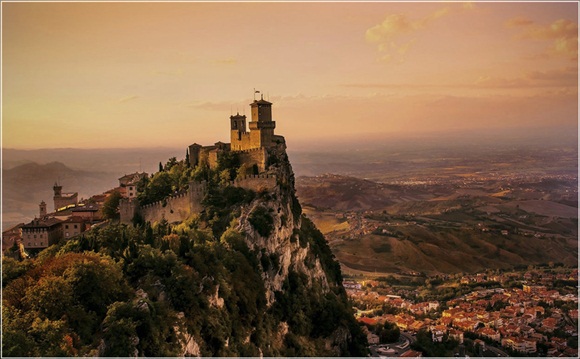 San-Marino es un enclave rodeado de territorio italiano, entre Emilia-Romaña y las Marcas. Contiene al Monte Titano, de 739 metros, y está a solo 10 kilómetros del mar Adriático