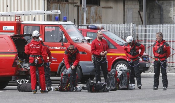 Un equipo de bomberos franceses se preparan para partir desde la localidad francesa de Digne-les Bains al lugar donde se ha estrellado el avión. Foto: Jean-Paul Pelissier