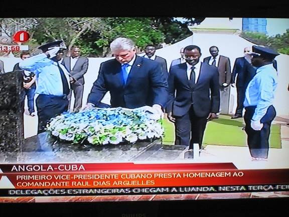 El Primer Vicepresidente cubano Miguel Díaz-Canel, en visita oficial en Angola, rindió tributo hoy a los mártires internacionalistas cubanos, al colocar flore en el mausoleo al Comandante Raúl díaz Argüelles. Foto: Manuel Vega Almaguer (tomada de TV) / Cubadebate